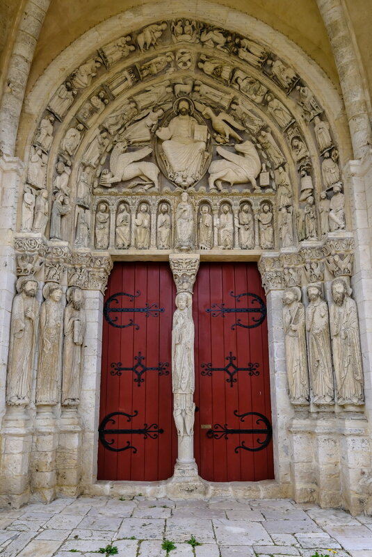 церковное крыльцо Saint-Loup de Naud - Георгий А