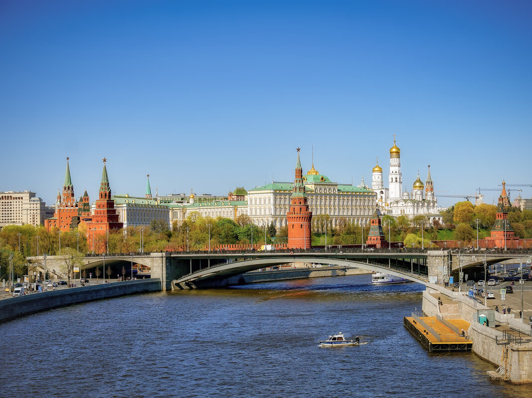 Вид на Кремль с Патриаршего моста. Москва. - Олег Кузовлев