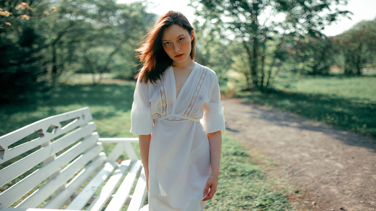 Девушка в легком белом полупрозрачном платье гуляет по цветущему весеннему саду - Lenar Abdrakhmanov