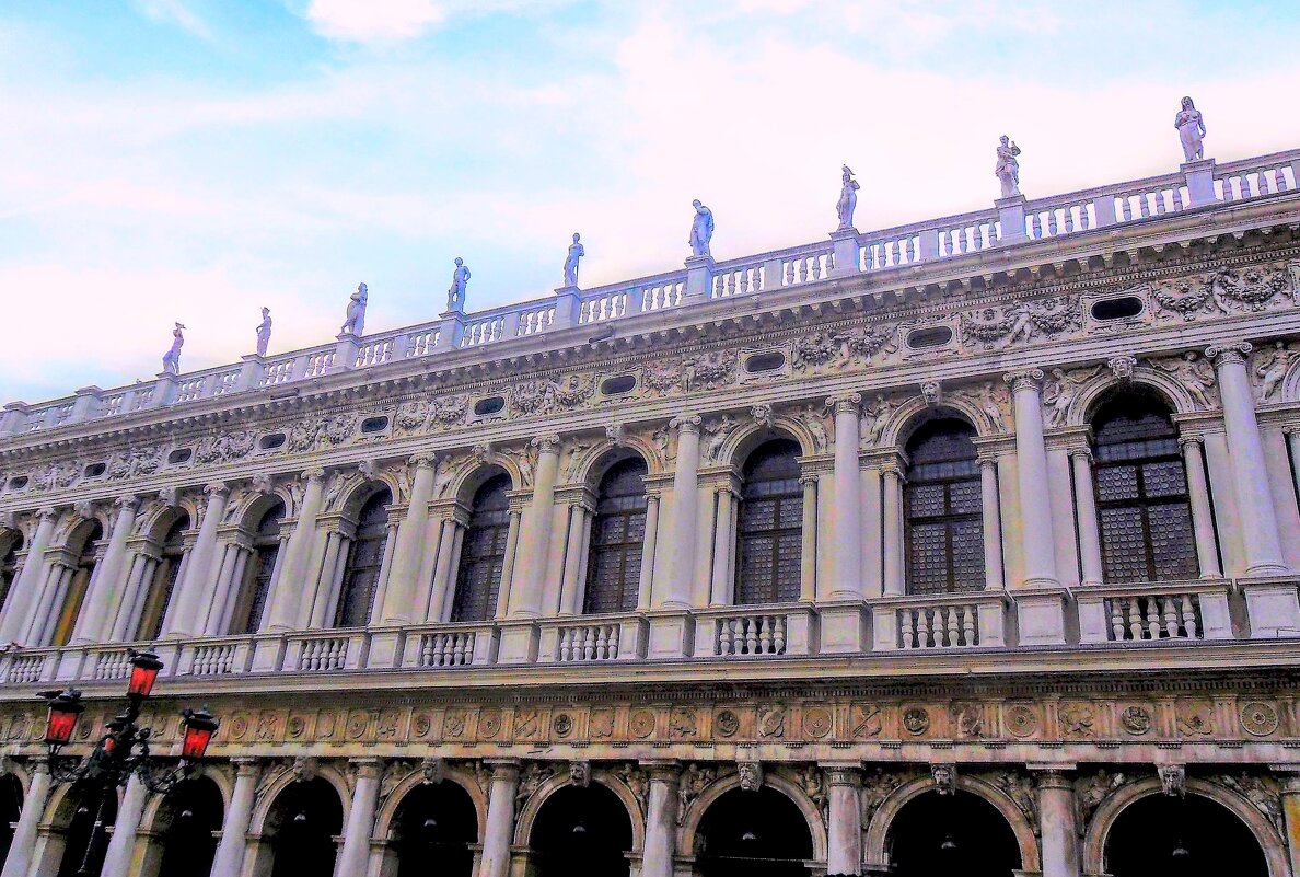Балюстрада на крыше муниципалитета Венеции... На балюстраде - статуи Греко Римских богов - Владимир и Ир. Кв.