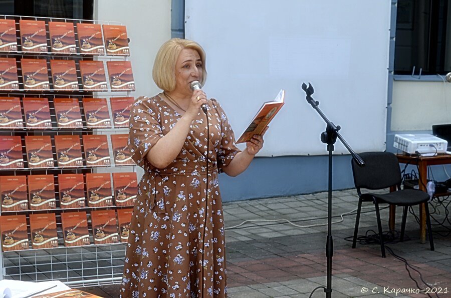 Олена читає свої вірші - Степан Карачко