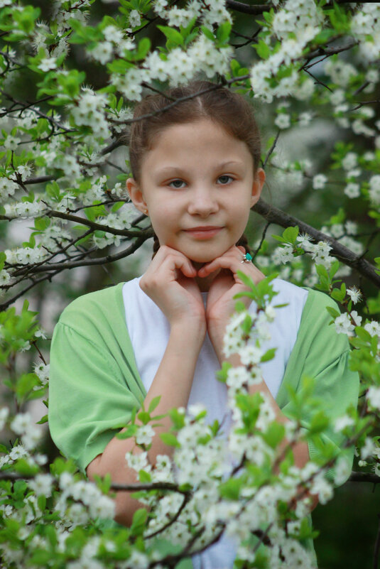 Портрет девочки в цветении вишни в парке - Наталья Преснякова