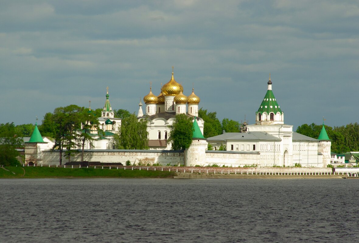 Вид на Ипатьевской монастырь с Волги - Сергей Моченов