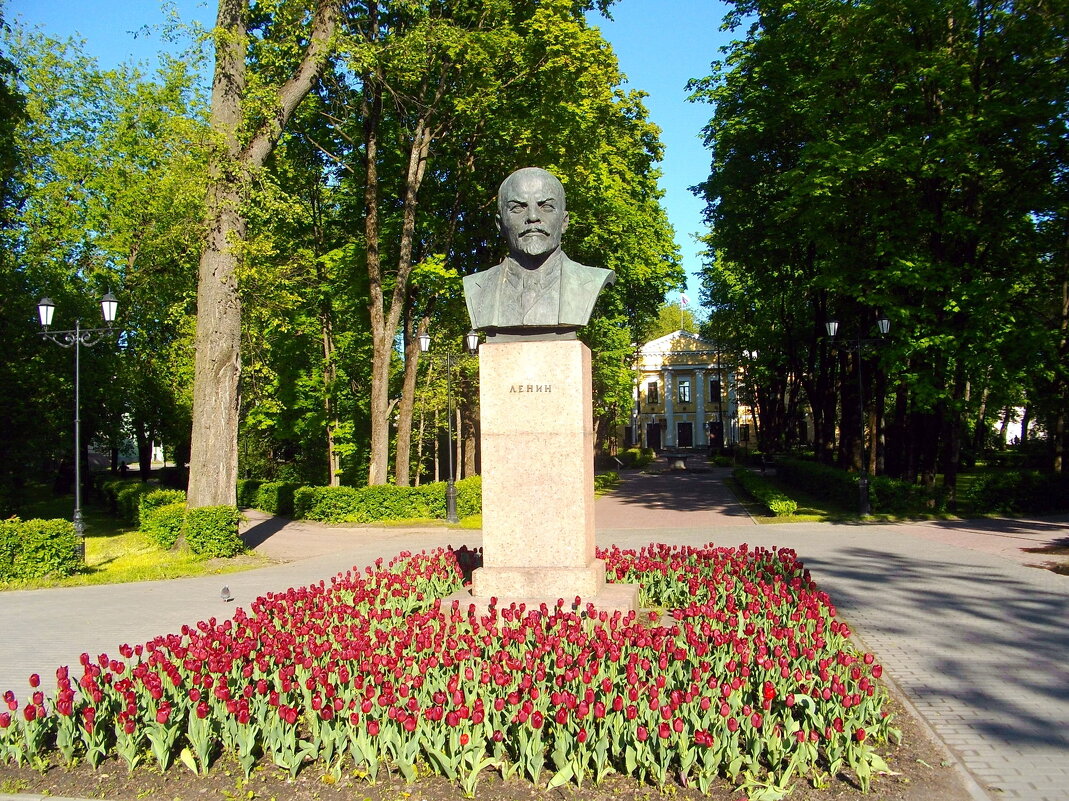 Памятник В.И. Ленину на пр. 25 октября. - Лия ☼