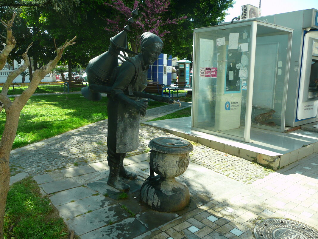 Скульптура в Алании возле автовокзала - Виктор 
