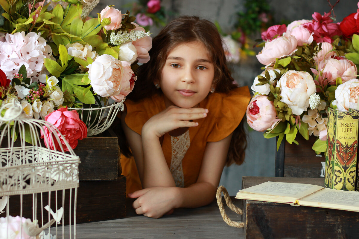 Портрет девочки с цветами в студии - Наталья Преснякова