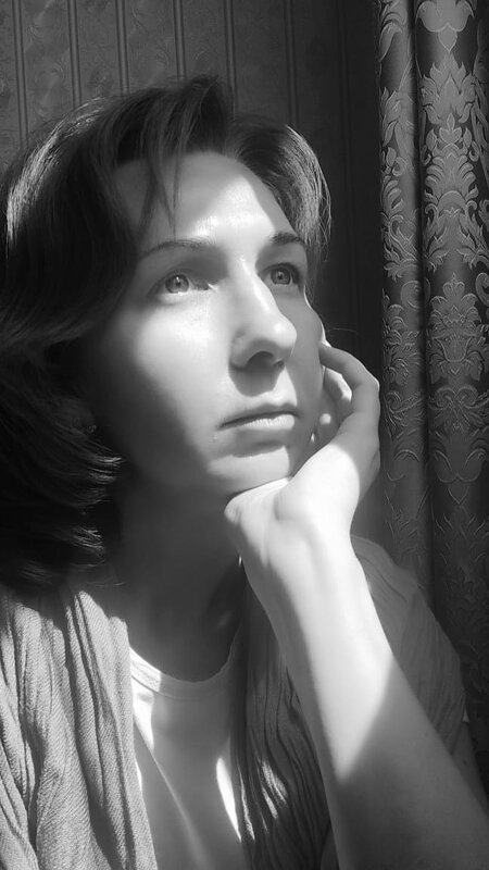 Автопортрет девушки у окна - Наталья Преснякова