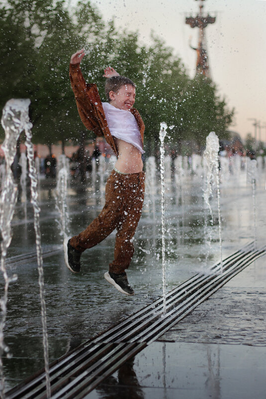 Мальчик прыгает в фонтане в парке - Наталья Преснякова