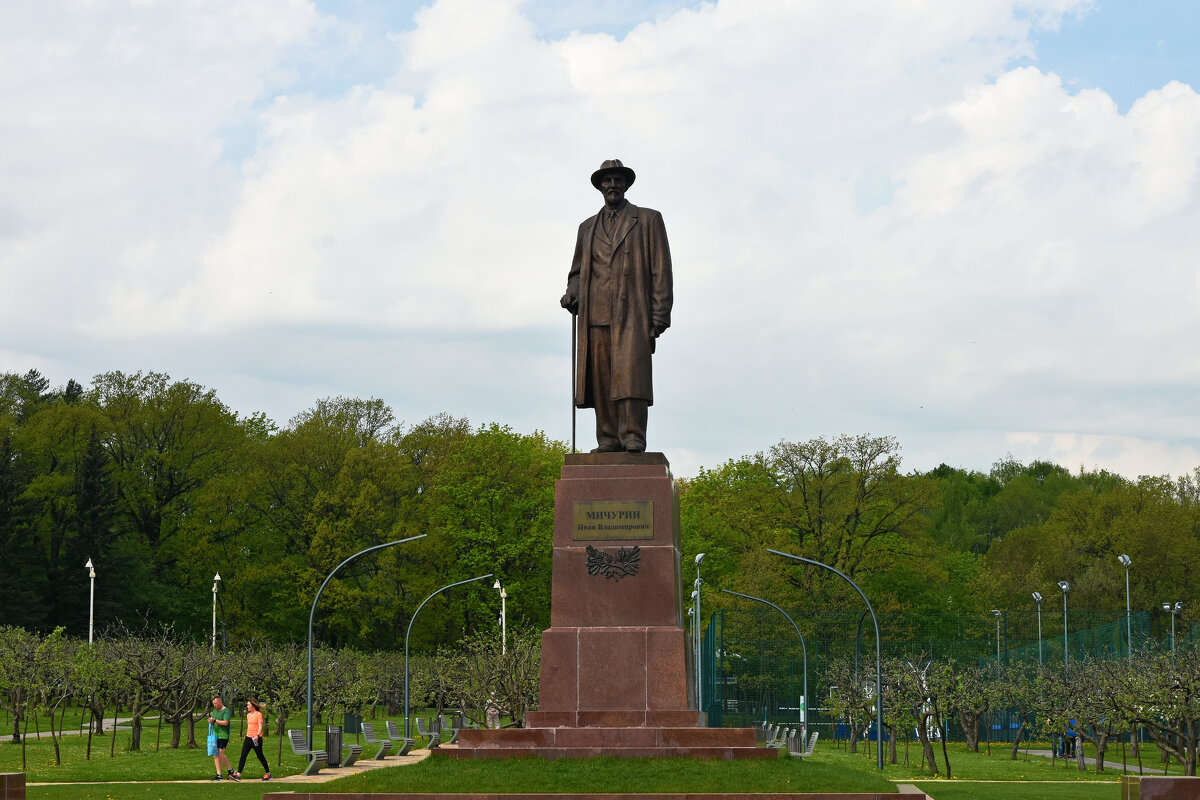 Москва. ВДНХ. Памятник Ивану Владимировичу Мичурину. - Наташа *****