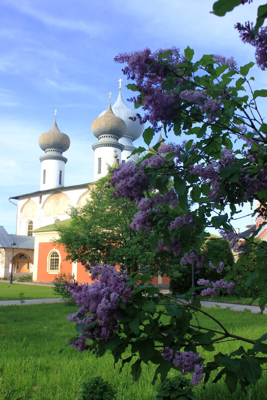 Во дворе монастыря - Сергей Кочнев