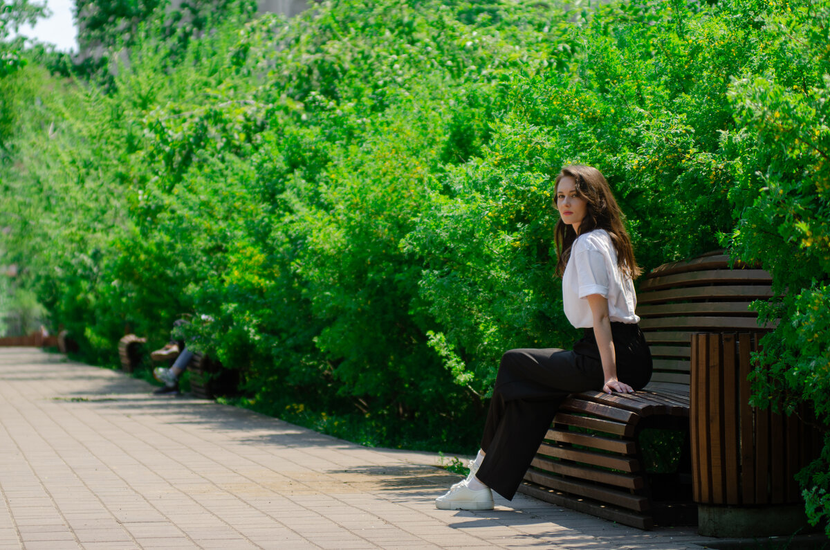 Полина на скамейке в парке - Илья Браславец
