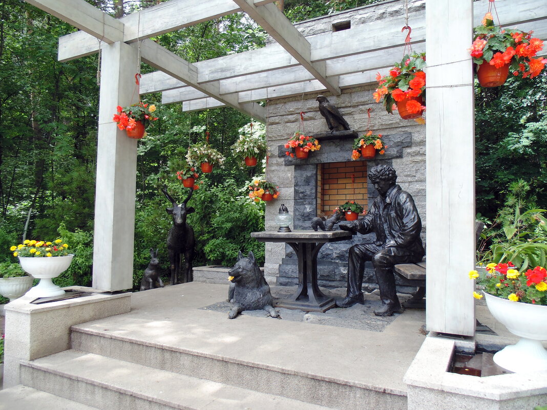 Памятник Ростиславу Шило в Новосибирском зоопарке. - Мила Бовкун