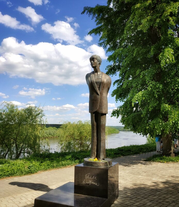 памятник Белле Ахмадулиной в Тарусе - Валентина. .