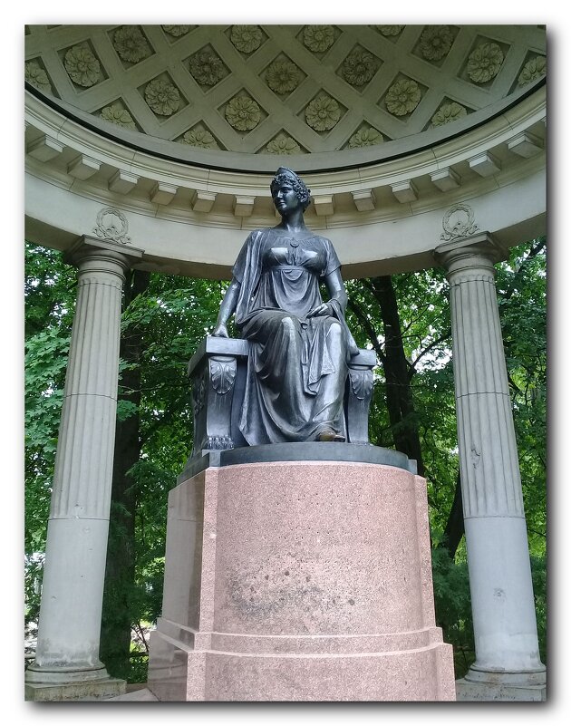 Памятник императрице Марии Федоровне в Павловском парке. - Зоя Чария