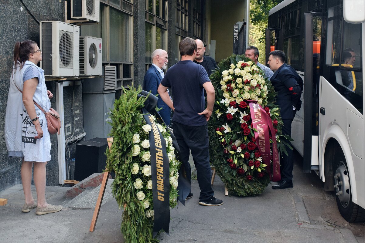 Множество венков и ковёр цветов от толпы поклонников. - Татьяна Помогалова