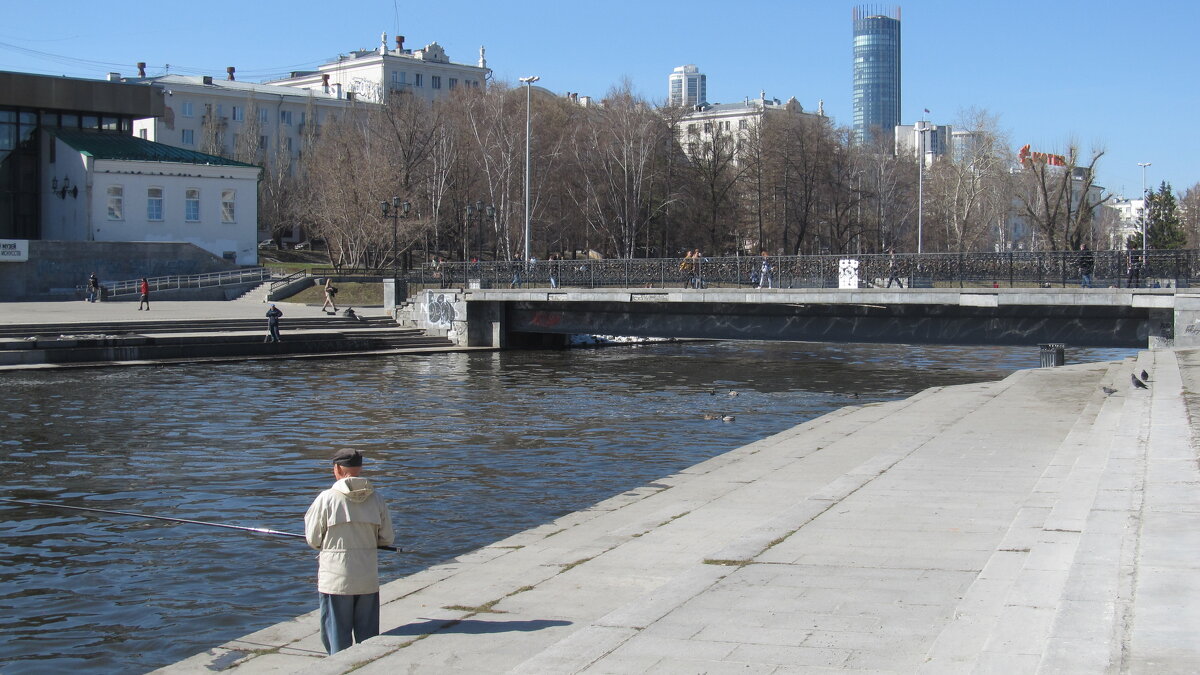 апрельская рыбалка в центре города - Елена Шаламова
