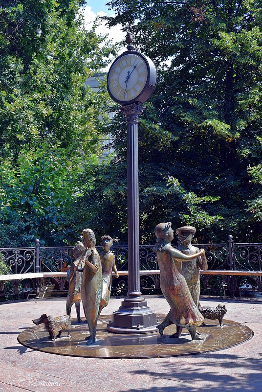 Памятник «Одесский время» - Татьяна Ларионова