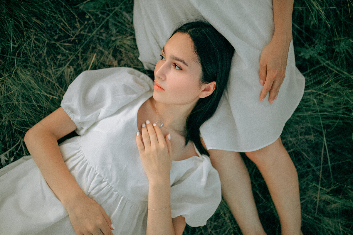 Девушка в белом платье лежит на коленях у матери - Lenar Abdrakhmanov