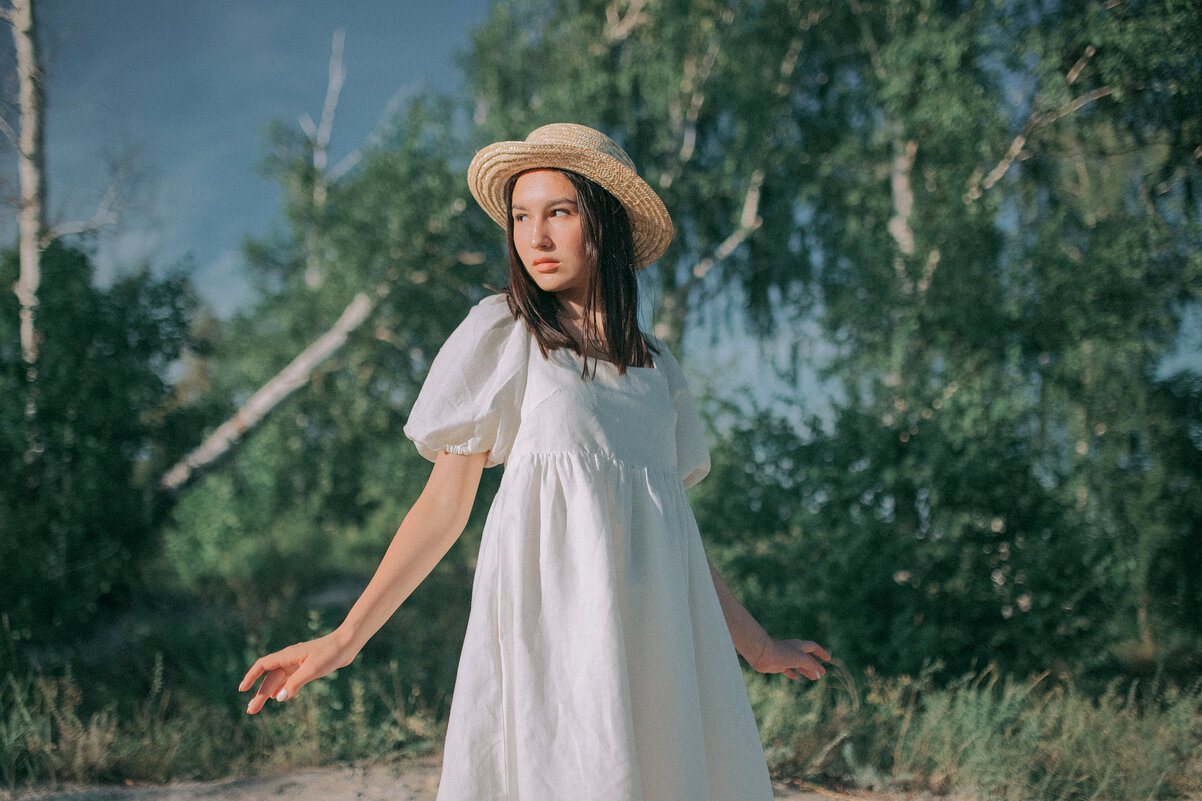Девушка в белом платье поймала легкий летний ветер на фоне леса - Lenar Abdrakhmanov