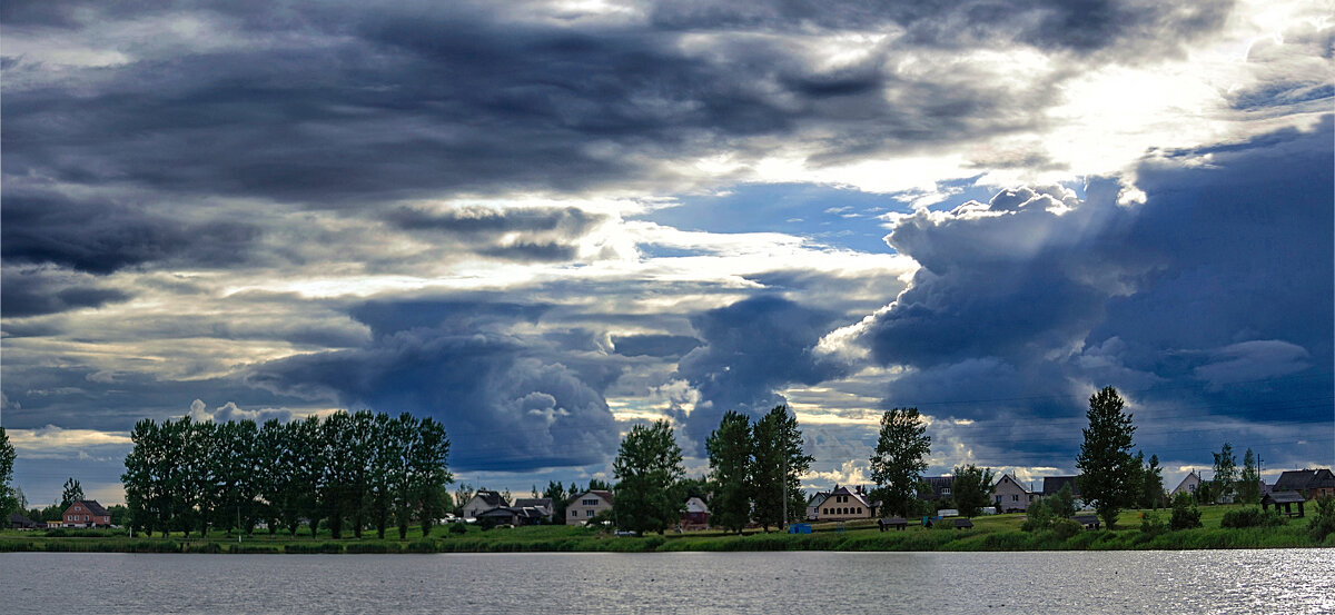 Очень хмурое небо над озером, предвещает наверное дождь... - Анатолий Клепешнёв