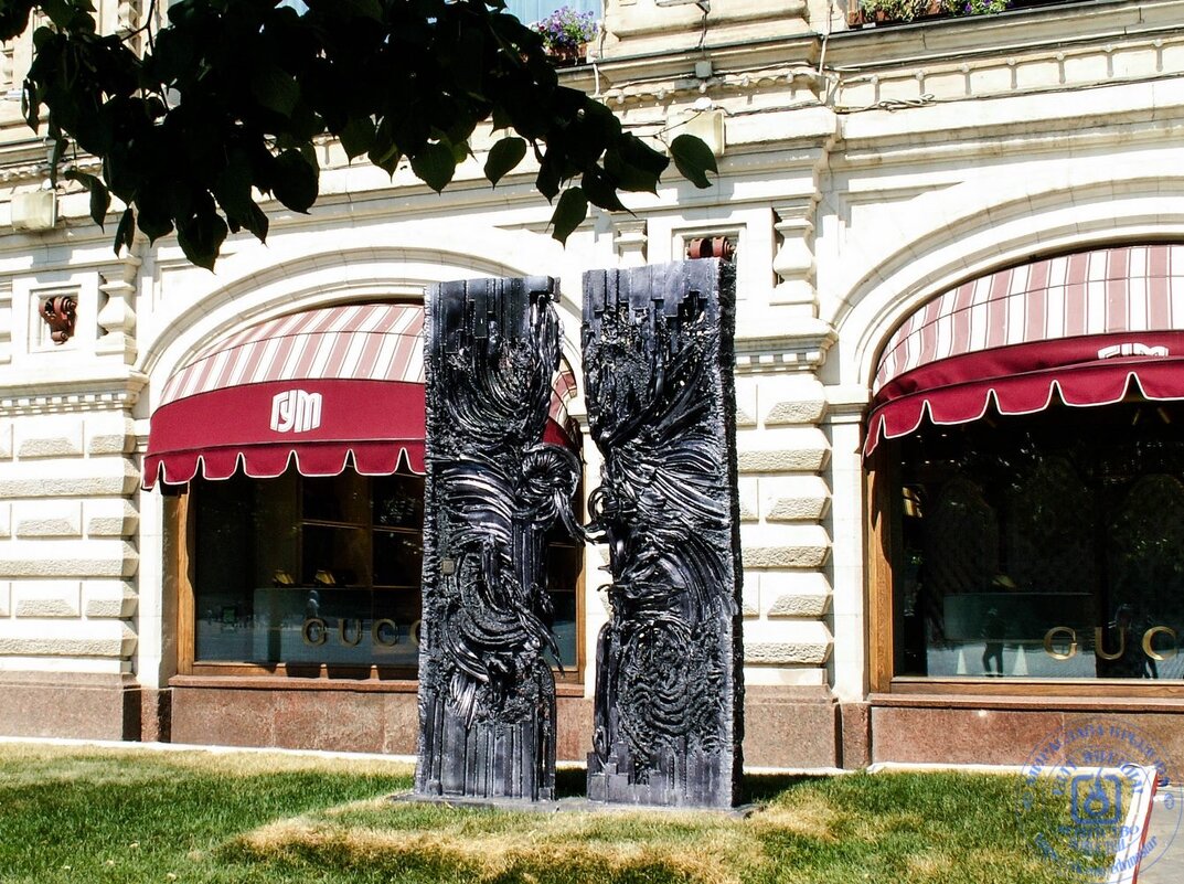 Одна из скульптурных композиций выставки "Красный сад" - Мираслава Крылова