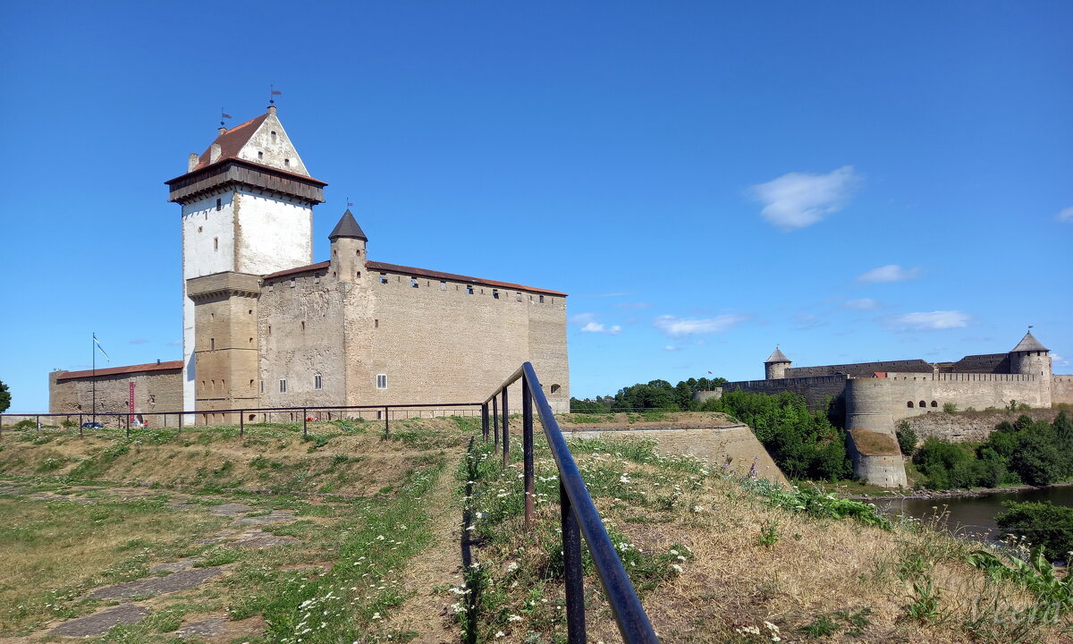 В Нарвской крепости с видом на Ивангородскую крепость - veera v
