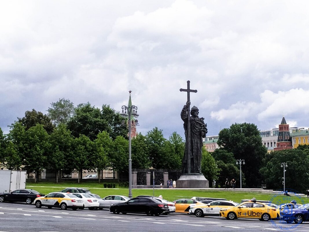 памятник князю владимиру в москве на боровицкой площади