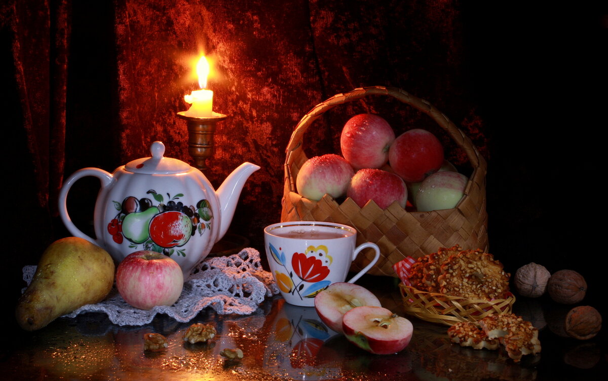Натюрморт с яблоками и ореховым печеньем - Нэля Лысенко