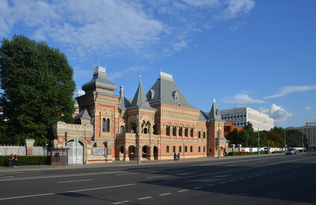 До́м купца́ Игу́мнова.  Построен в 1895 году по проекту архитектора Николая Поздеева. - Oleg4618 Шутченко