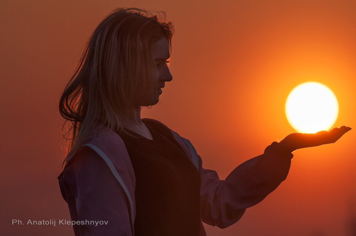 Портрет девушки на закате дня - Анатолий Клепешнёв