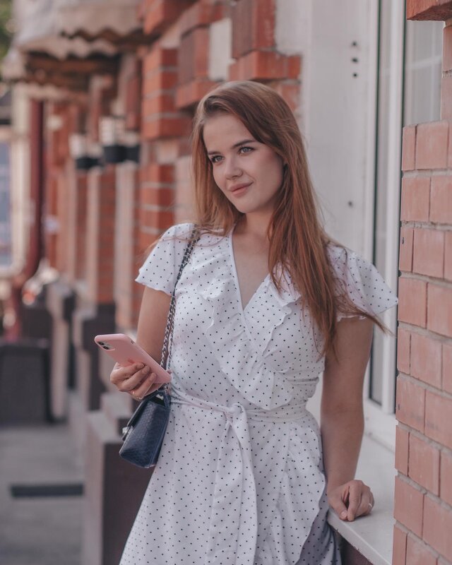 Девушка с телефоном - Ольга Нежикова