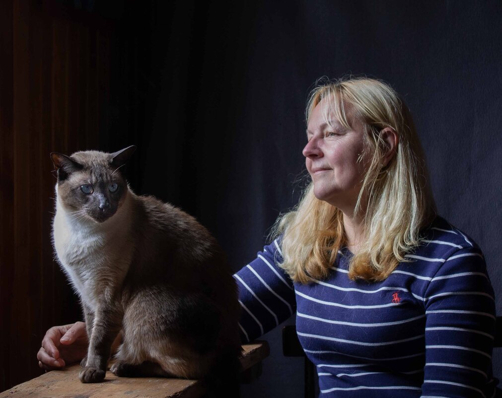 портрет девушки с котом - Ирина Чернова