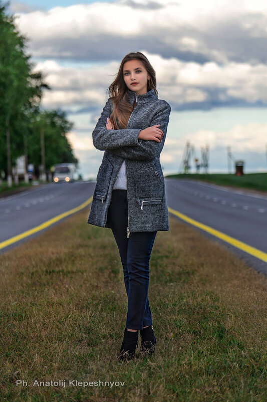 Осенний портрет девушки - Анатолий Клепешнёв