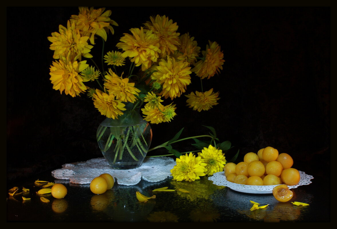 Натюрморт с  желтой  сливой и рудбекией - Нэля Лысенко