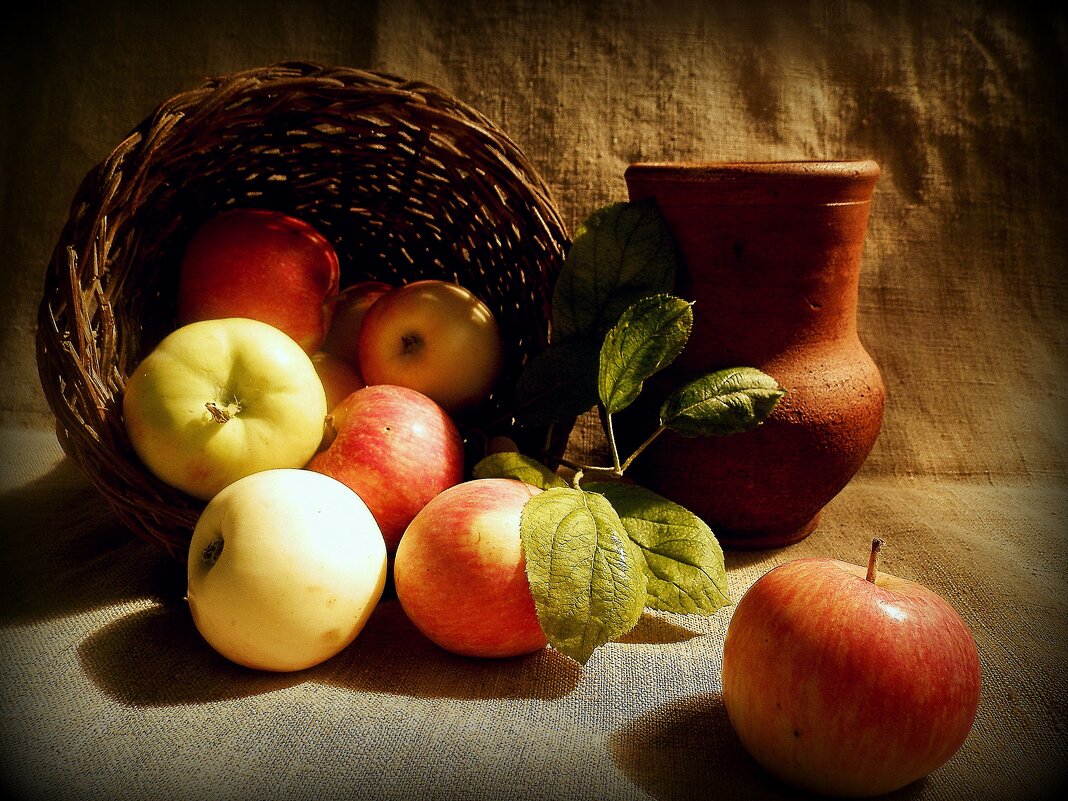 Покатились дни красными яблоками...Ближе к осени. - TAMARA КАДАНОВА