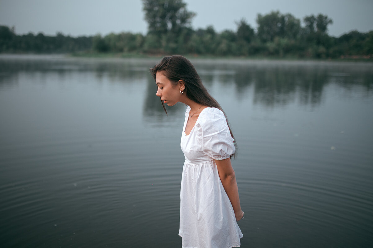 Девушка в легком белом платье гуляет по берегу реки во время тумана - Lenar Abdrakhmanov