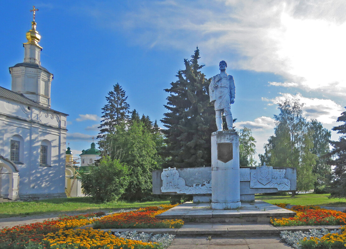 Памятник С.И. Дежнёву на территории Соборного дворища. - ИРЭН@ .