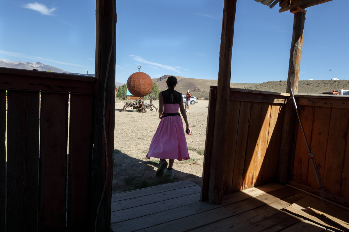 Девушка в розовом платье на "Марсе". - Валерий Михмель 