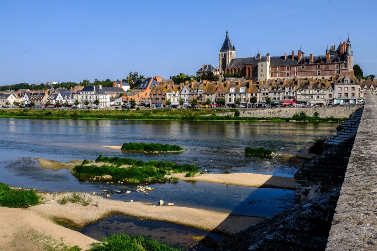 замок г. Жьен (Gien) у реки Луара (Loire) - Георгий А