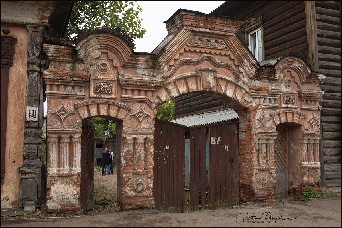 старые ворота - Виктор Перякин