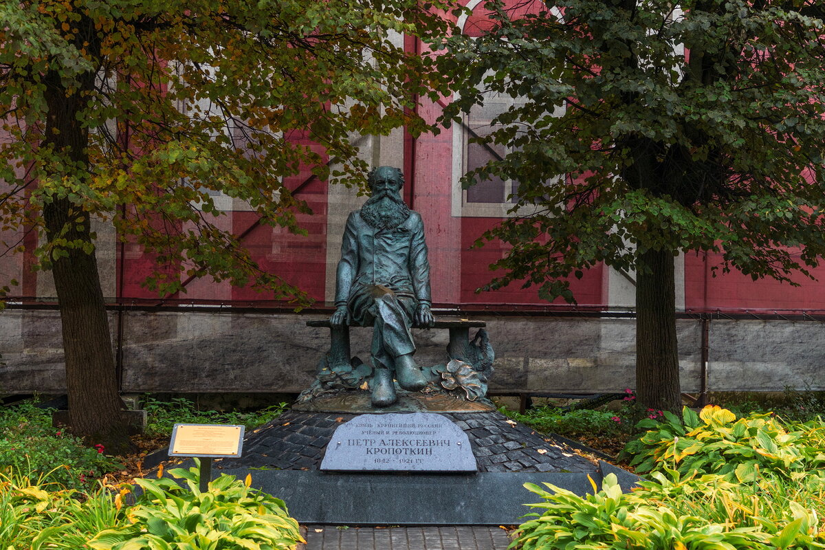 Памятник Петру Алексеевичу Кропоткину в Дмитрове. - Анатолий. Chesnavik.