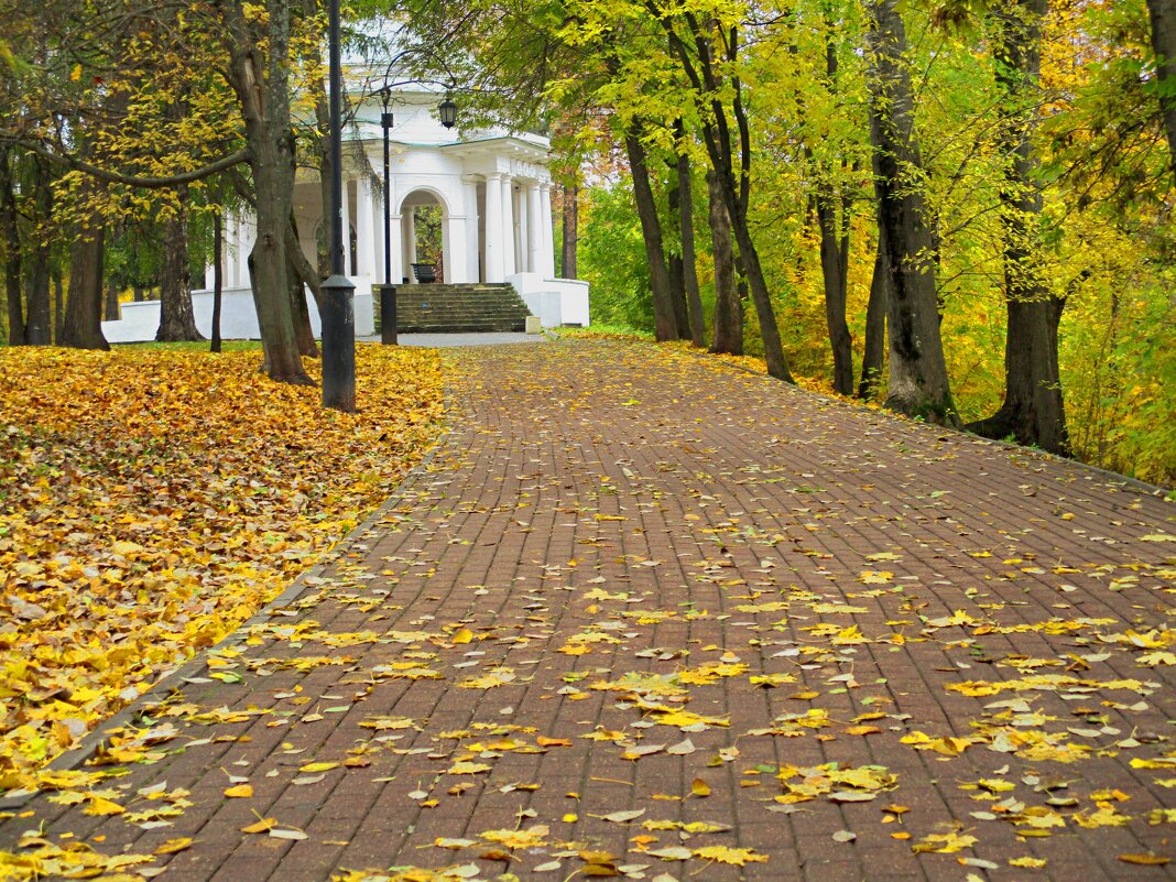 Ротонда в саду. - Татаурова Лариса 