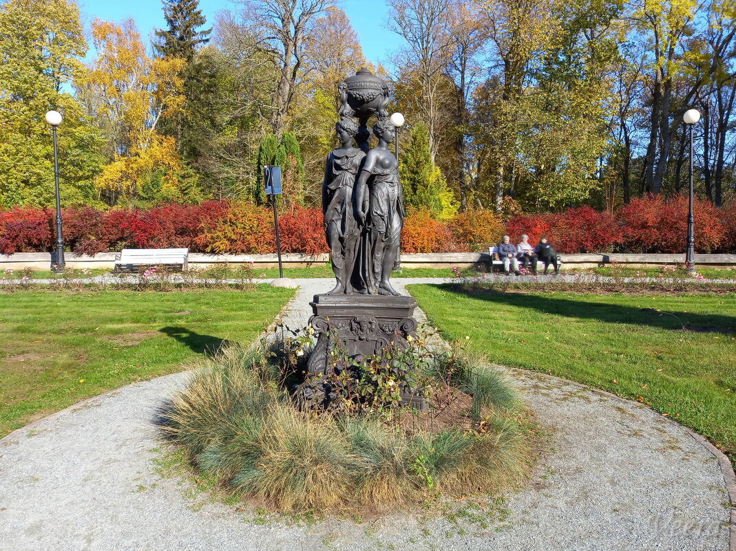 Скульптура "Три грации" в парке Тойла-Ору - veera v