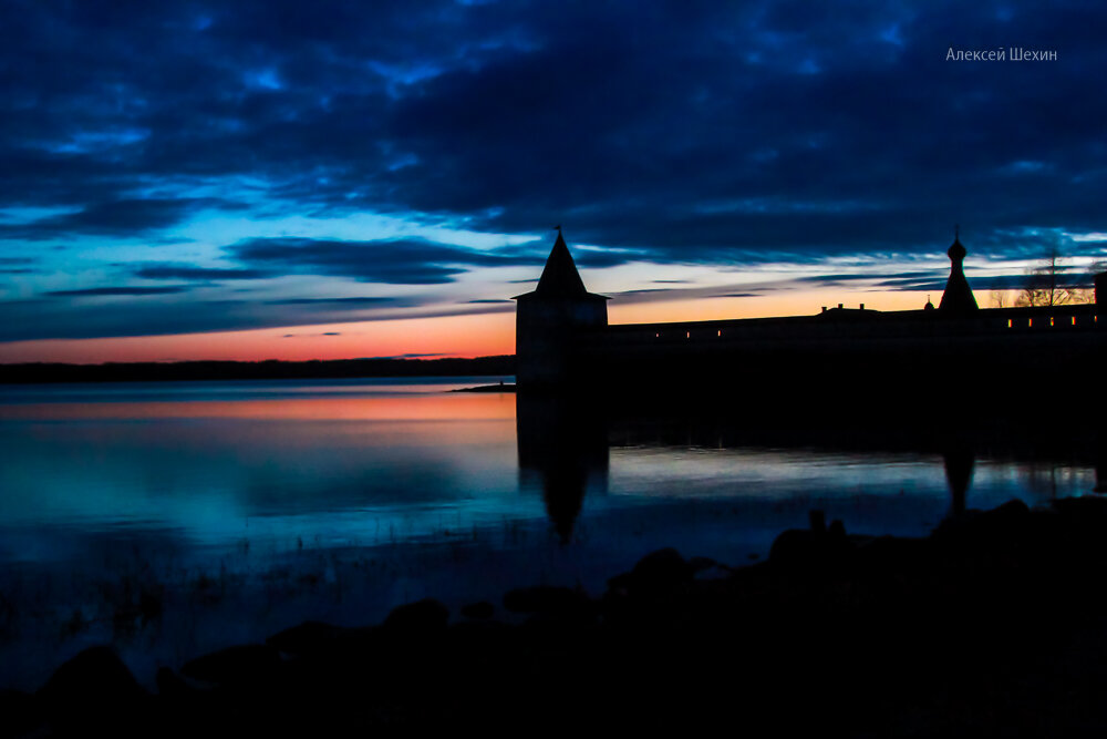 Кирилло-Белозерский монастырь в закатном солнце на Сиверском озере - Алексей Шехин
