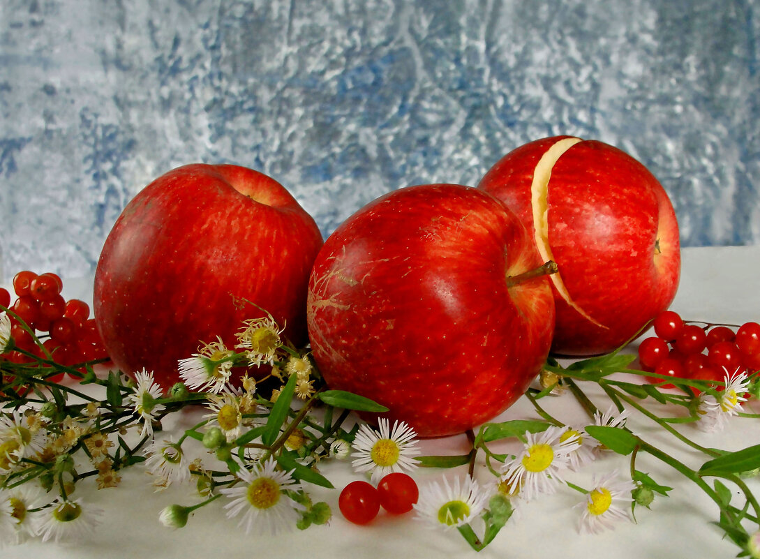 "Осінній натюрморт. Яблука і квіти" - Ростислав Кухарук