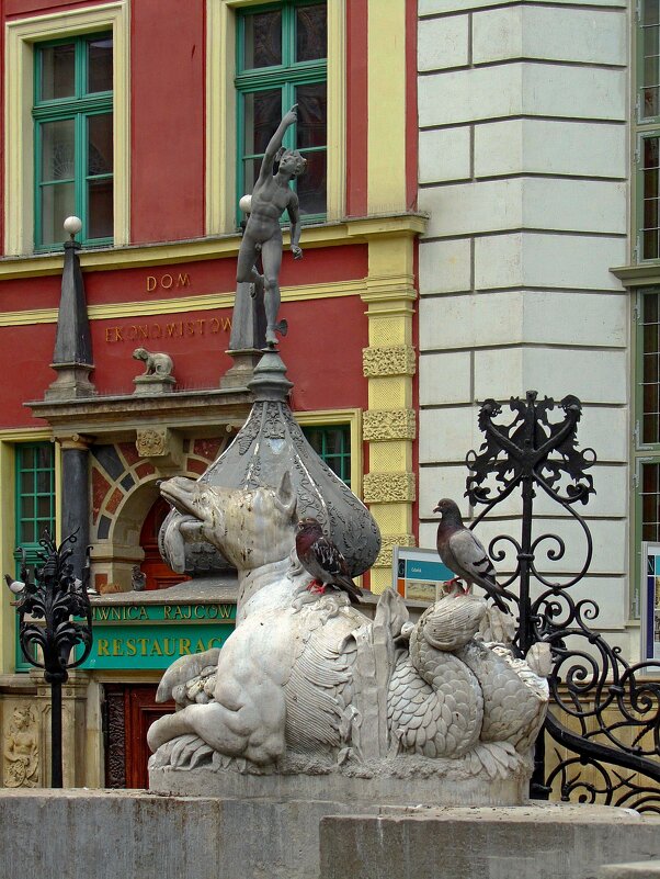 Скульптура у портала - Сергей Карачин