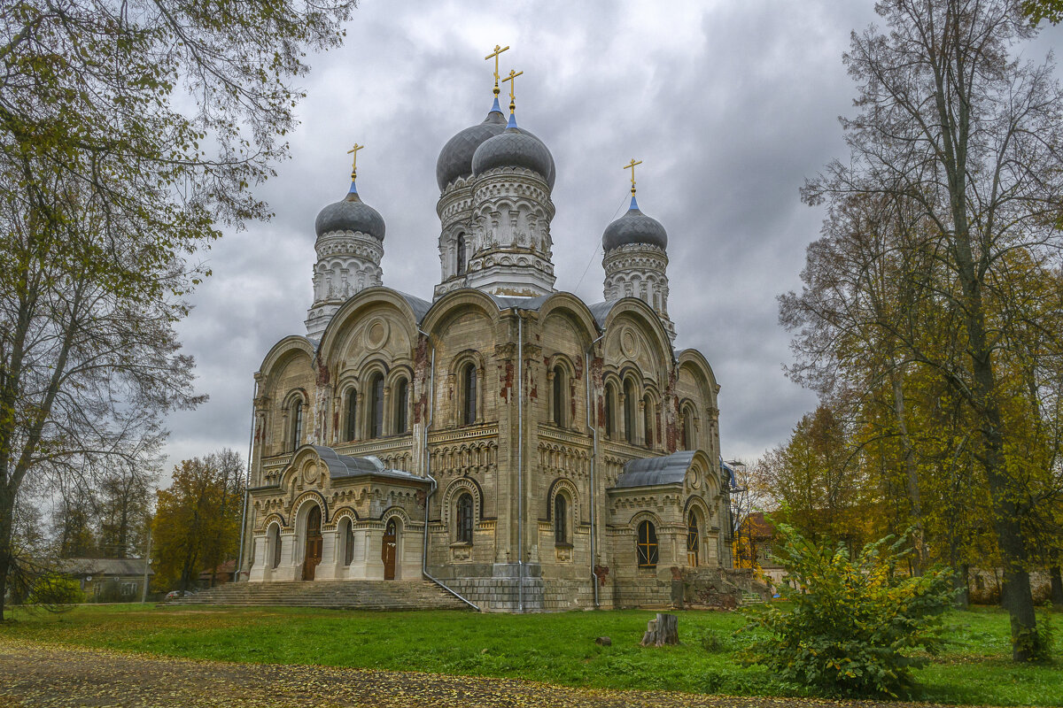 Успенский собор, он огромен - Сергей Цветков