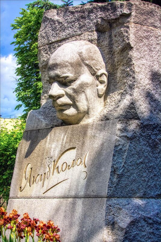 Монументальный памятник народному поэту Беларуси Якубу Коласу (1882-1956) - Глeб ПЛATOB