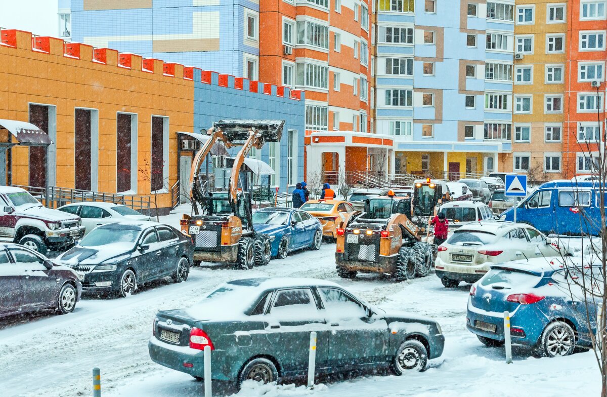 Тесновато во дворе - Валерий Иванович