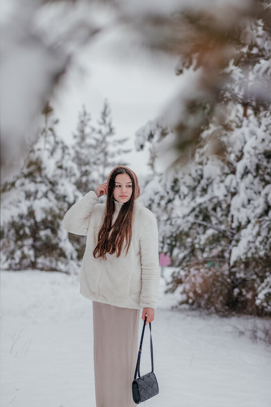 Девушка в зимнем лесу. - Юлия Кравченко
